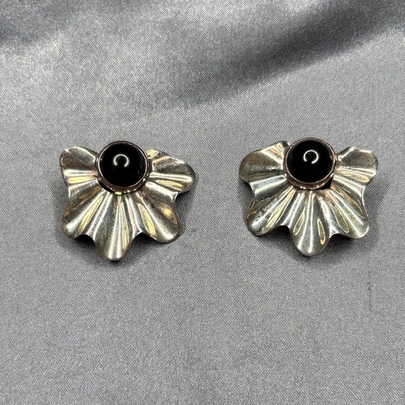 Elegant Silver and Black Floral Earrings - Picture 1 of 3